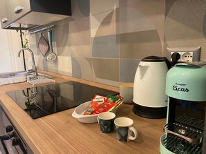 ثلاجة، ميكروويف، فرن، موقد طهي مسطح