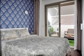 1 間睡房、書桌、熨斗/熨衫板、可攜式嬰兒床