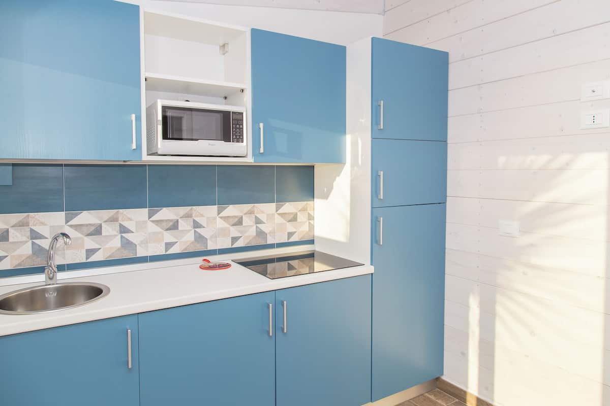 Huis, 1 slaapkamer, patio, uitzicht op zee | Privékeuken | Een koelkast, een magnetron, een kookplaat, kookgerei, borden en bestek