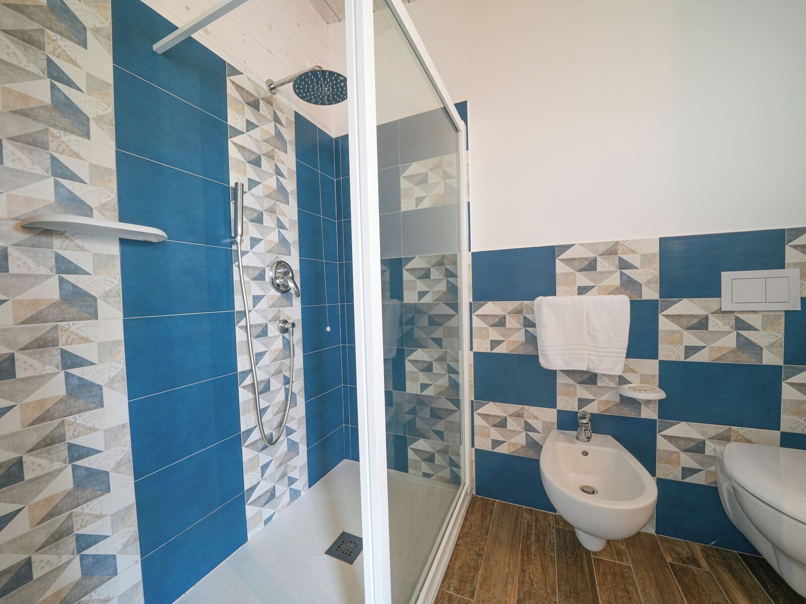Une salle de bain équipée d’une douche, d’un bidet et de toilettes.