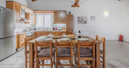 Galini villa, private pool , near amenities, Heraklion