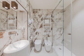 Ducha, secador de pelo, bidet, toallas