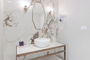 Shower, hair dryer, bidet, towels - Superior Room (Venezia)