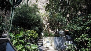 A narrow pathway flanked by lush greenery and a stone wall. - VILLA LEONARDO IN THE HEART OF POSITANO Central location (Positano)