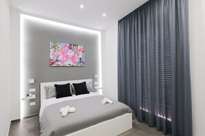Comfort kamer, balkon, uitzicht op stad | Een bureau, geluiddichte muren, gratis wifi