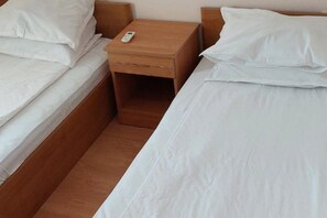 2 chambres, fer et planche à repasser, Wi-Fi gratuit, draps fournis