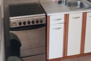 Fridge, microwave, oven, stovetop - Apartment - Sleeps 6, Pet Friendly & 6 Pools (Nessebar)