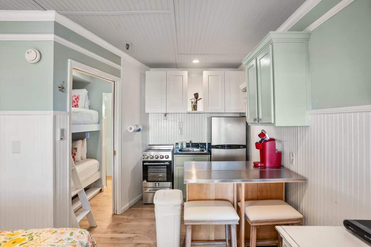 Refrigerador, microondas y utensilios de cocina 