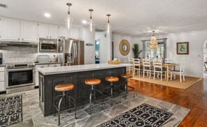 冷蔵庫、オーブン、食器洗い機、コーヒー / ティーメーカー