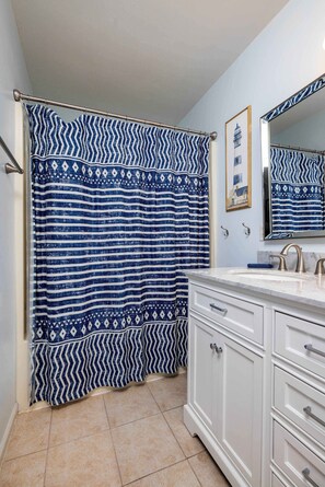 Serviettes fournies, papier de toilette