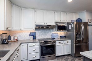 Réfrigérateur, four à micro-ondes, un four, surface de cuisson