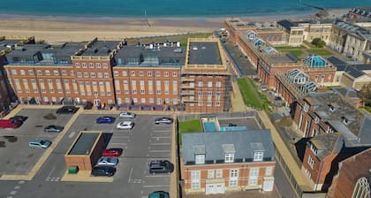 Beach, Dreamland, Restaurants Nearby- Sunny Garden