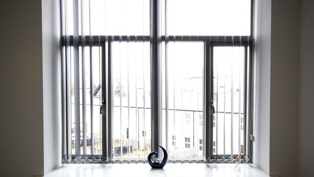 A large window with metal bars and a decorative object in the center. - Stayzo Self Catering Accommodation 3 -bradford UK (Bradford)