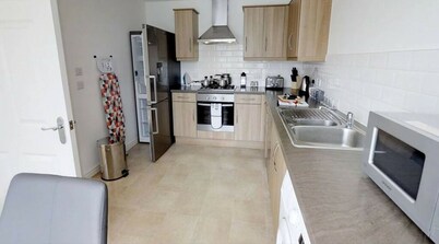 Stayzo Cole Green Lane - Free Parking