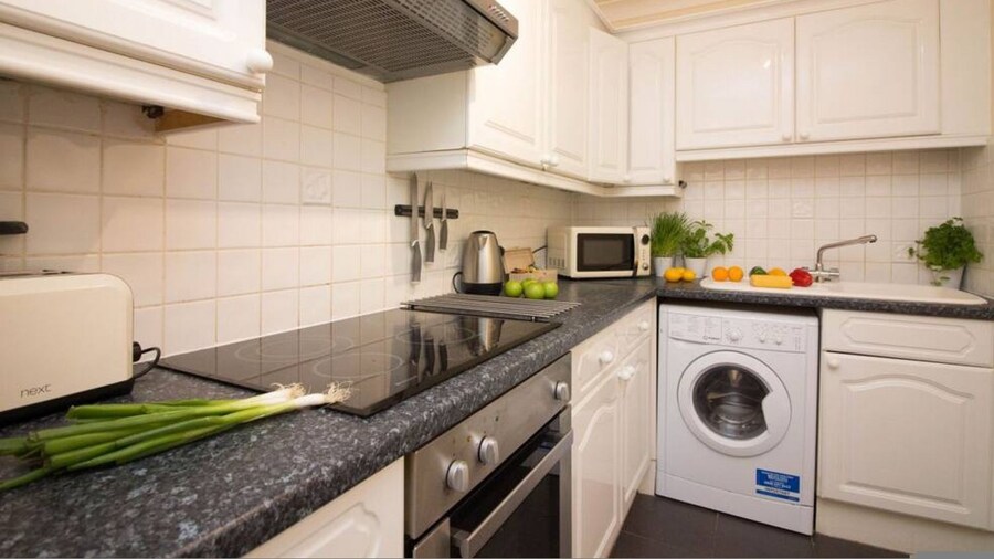 Stayzo Penthouse Accommodation 1- Premier Lodge