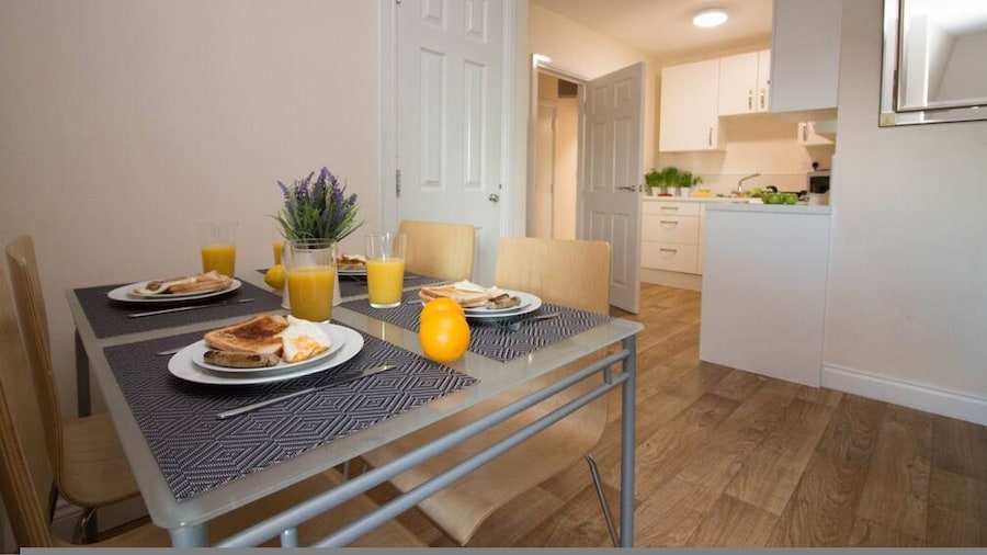 Stayzo Castle Point 18 Apartments - Premier Lodge