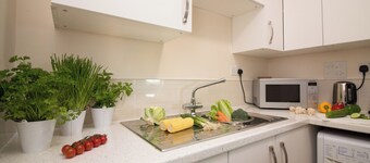 Stayzo Premiere Serviced Accommodation - 17