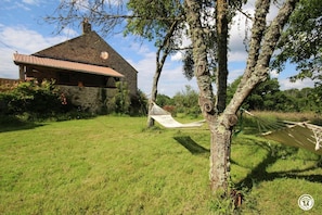 Property grounds - Anjali's House in Morvan (Saint-Martin-du-Puy)