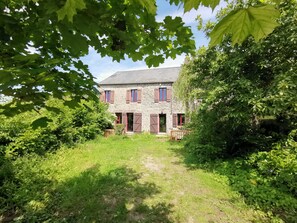 Exterior - Anjali's House in Morvan (Saint-Martin-du-Puy)