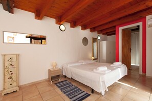 5 bedrooms, iron/ironing board, WiFi, bed sheets - Five bedrooms & 4 bathrooms.A few steps from a white sandy beach, South Sardinia (Quartu Sant'Elena)