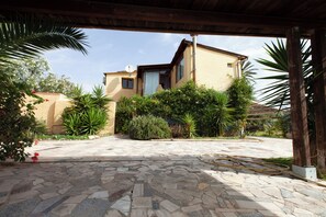 Property grounds - Five bedrooms & 4 bathrooms.A few steps from a white sandy beach, South Sardinia (Quartu Sant'Elena)