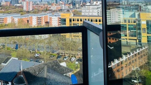 Une vue sur le paysage urbain, prise depuis un immeuble de grande hauteur, avec un ciel dégagé.