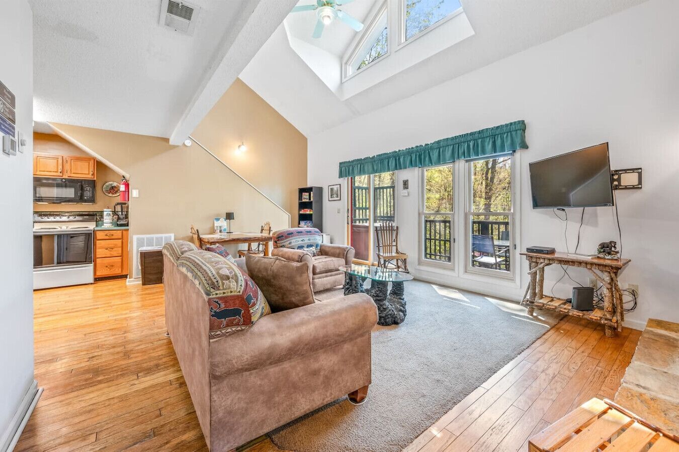 Een televisie en een open haard