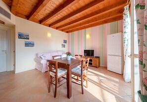 Basic Apartment | Dining room