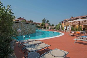 Piscine extérieure (ouverte en saison)