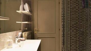 Doccia, asciugacapelli, bidet, asciugamani