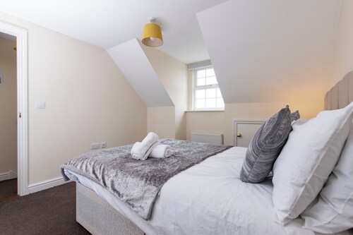 Tranquil Riverside Retreat in Norwich