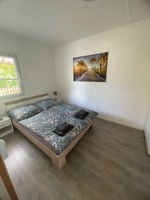 1 bedroom, bed sheets - Bungalow near the lake (Schwielochsee)