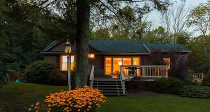 Twin Cabin I - Hot Tub Firepit Hiking Retreat