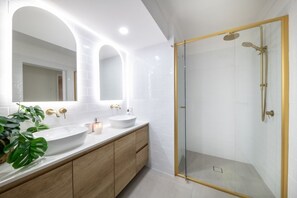 Shower, hair dryer, towels