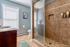 House | Bathroom - Family Fun Oasis Hot Tub Steam Room Pool Stream Firepit Games (Saugerties)