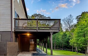 Exterior - Family Fun Oasis Hot Tub Steam Room Pool Stream Firepit Games (Saugerties)