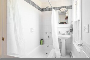 A modern bathroom with a bathtub, shower, and sink. - Cozy Easy Access to the Best of the Hudson Valley (Cornwall)