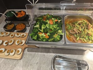 Café da manhã com buffet grátis todos os dias