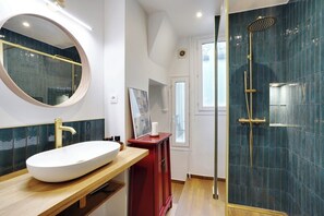 Een douche, een haardroger, handdoeken, zeep