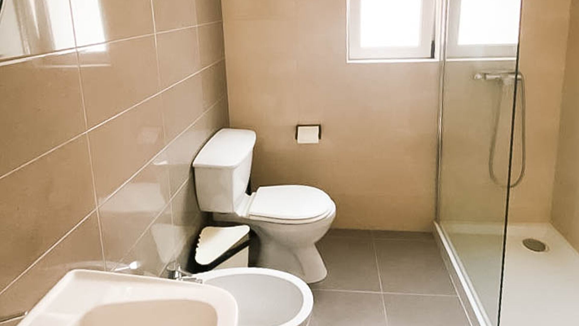 Deluxe Triple Room, 3 Bedrooms | Bathroom