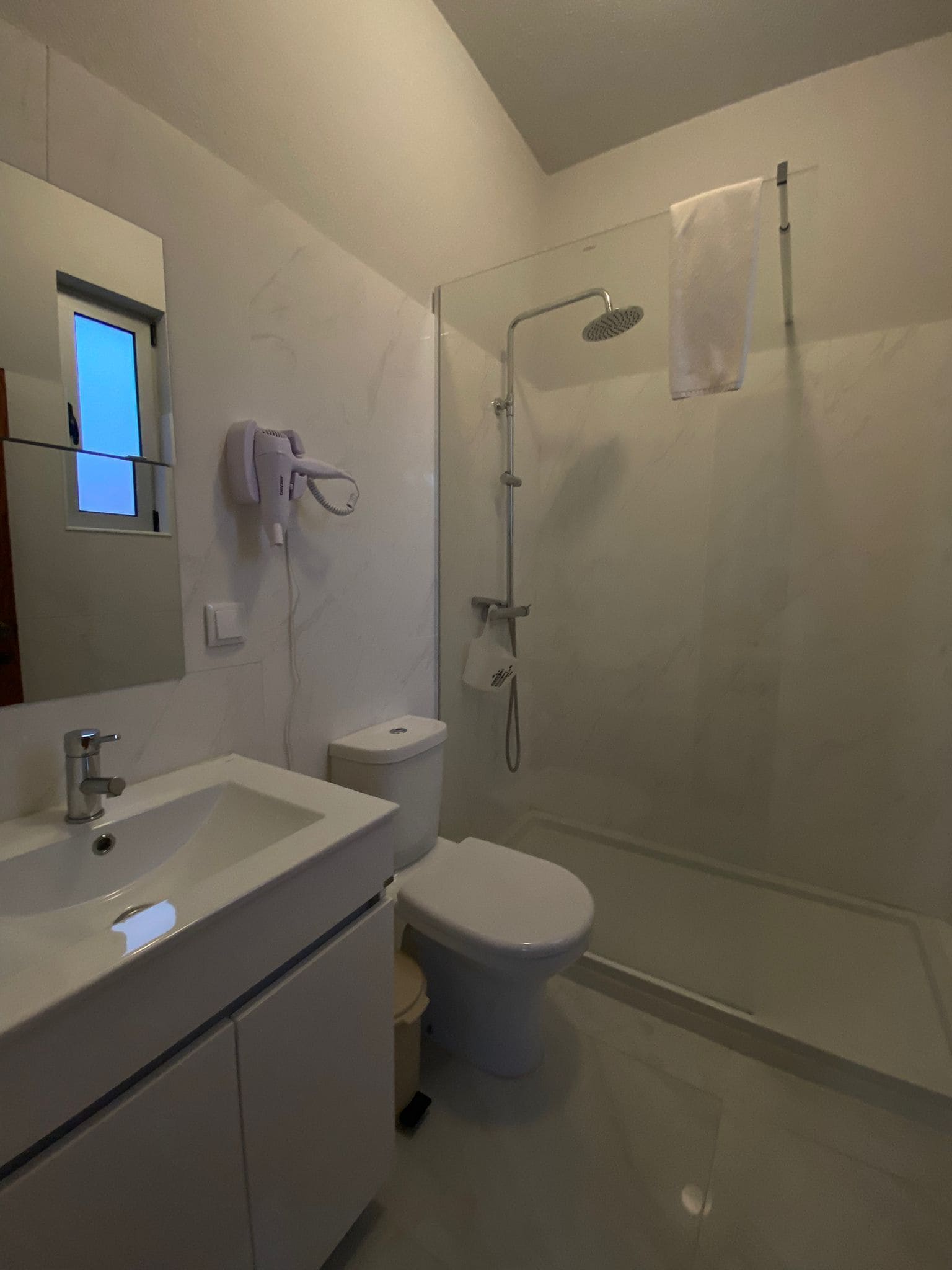 Ducha, secador de pelo, toallas, jabón