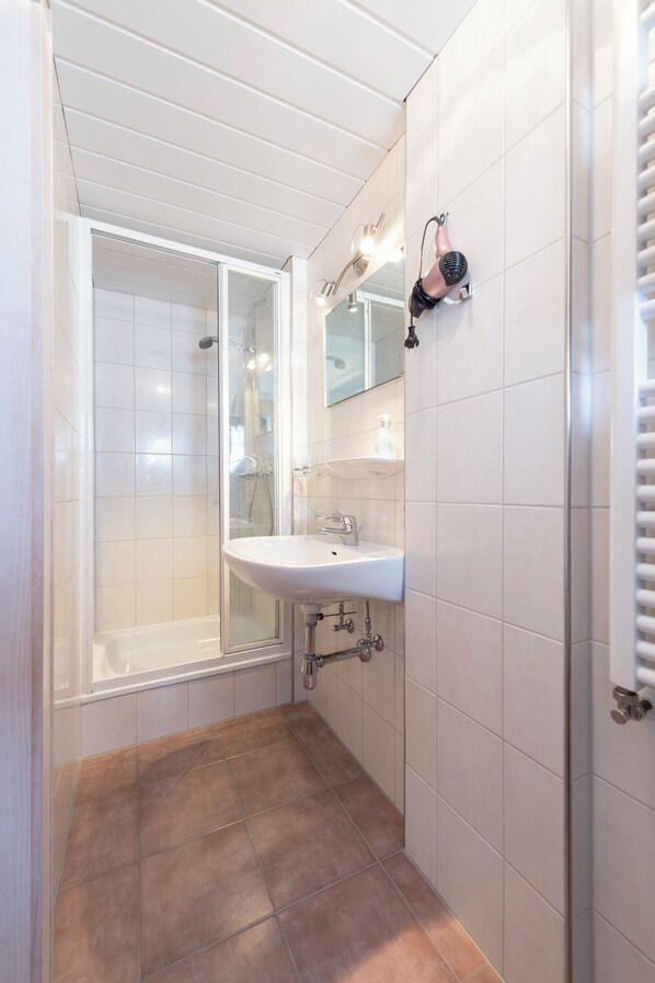 Douche, séchoir à cheveux, serviettes fournies, savon