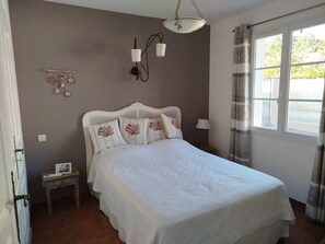 3 bedrooms, iron/ironing board, WiFi, bed sheets