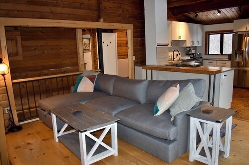 Cozy 4-bedroom chalet with WiFi, AC, fireplace in adventurous Mad River Valley