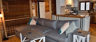 Cozy 4-bedroom chalet with WiFi, AC, fireplace in adventurous Mad River Valley