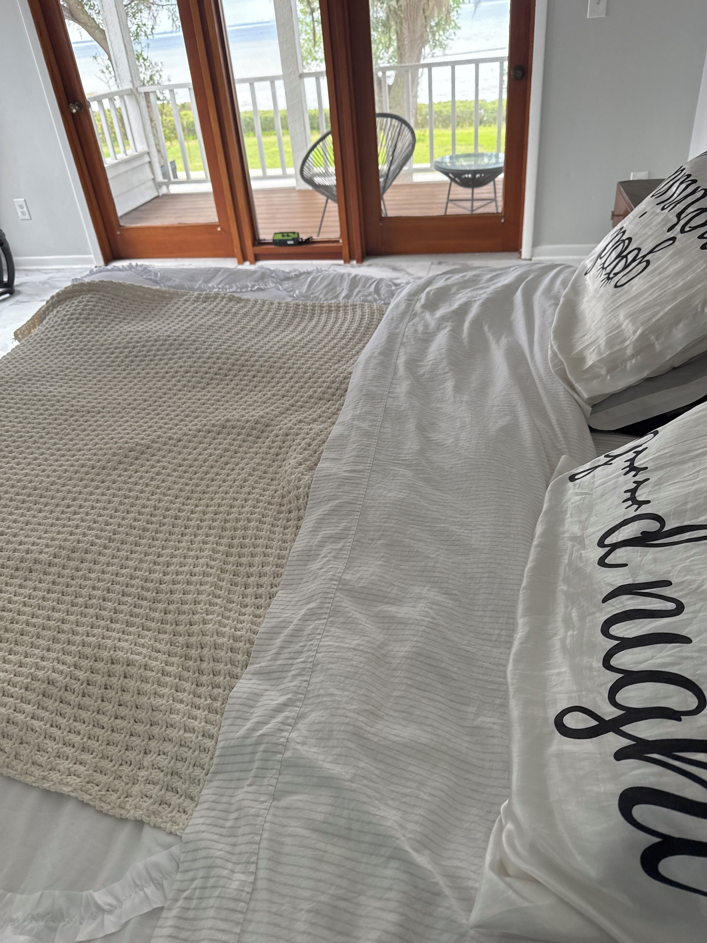 Iron/ironing board, WiFi, bed sheets