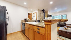 冷蔵庫、電子レンジ、オーブン、コンロ