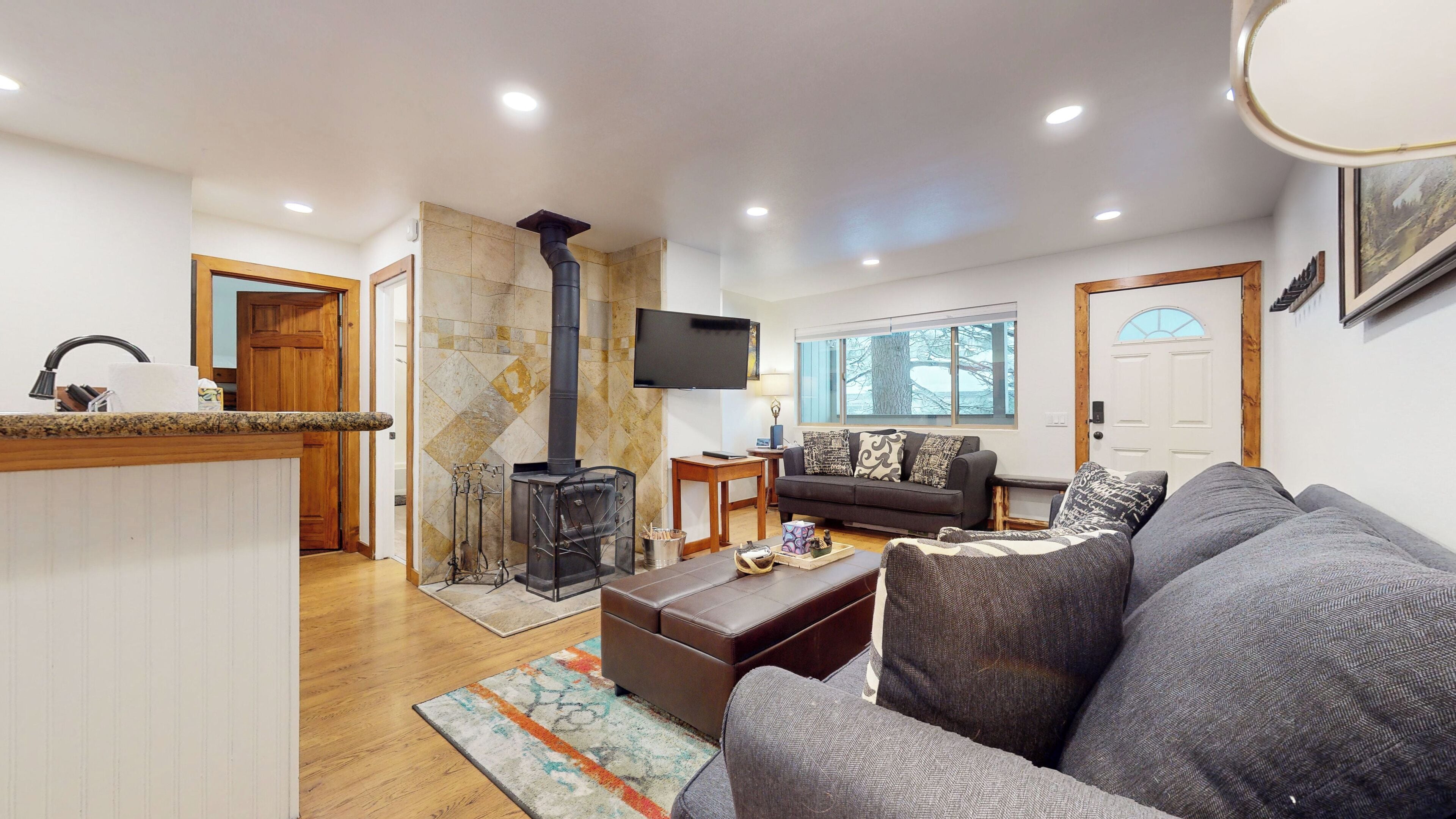 Smart TV, fireplace, offices, computer monitors