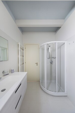 Classic Condo | Bathroom | Shower, hair dryer, bidet, towels - Montecolo Resort by Wonderful Italy (Manerba del Garda)