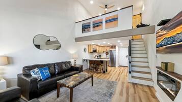 TV, fireplace